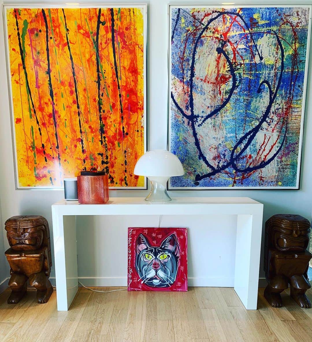 ナネットレポーのインスタグラム：「It’s Going to be a colorful weekend! Abstract paintings by my dad flanked by vintage Tiki gods #artistdad #summergetaway #escapetheheat」