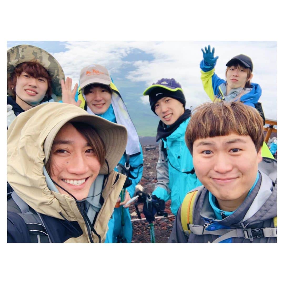 前原穂高のインスタグラム：「人生4回目の富士登山行ってきました！ Violet登山部🙆 今回は山開きしてすぐ吉田口ルートです。 どんどん装備が充実してきているので そろそろもっと本格的な山に チャレンジしてみようかなー👍 ㅤㅤㅤ #富士山 #Violet登山部」