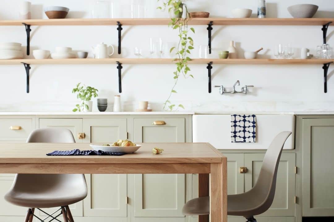 Herman Miller （ハーマンミラー）さんのインスタグラム写真 - (Herman Miller （ハーマンミラー）Instagram)「Summer dining is all about fresh air, fresh ingredients, fresh recipes—but what about a fresh new dining set? Enter the Doubleframe Table, designed by @michaelanastassiades, and the legendary Eames Shell Chair, which can be customized to meet any mood, room, or personality. Bon Appétit! #HMatHome」7月21日 0時05分 - hermanmiller