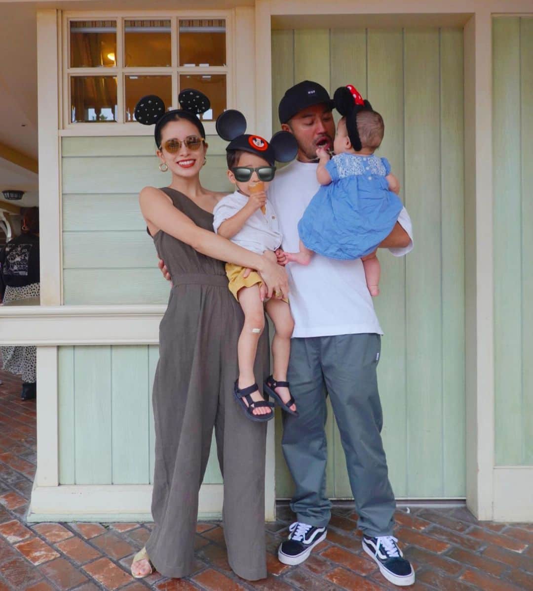 のインスタグラム：「最近ぐっと落ち着いてきた息子。 3歳近づくと落ち着くって本当だったんだな... これからも大変な時期はきっとあると思うけど 大分言葉が通じるようになって お互いに気持ちが楽( ^ω^ )  ワンショルが可愛いオールインワンは またまた @room306contemporary の( ^ω^ ) 最後の息子の🕶スタンプ雑過ぎな . #baby  #momlife #kidsgram_tokyo #babyphotography #babyphoto  #ママリ #育児 #男の子ママ #女の子ママ #コドモノ #ベビフル #mamanoko #ママライフ  #２歳 #0歳  #二人育児 #motherof2 #motherhood  @tokyodisneyresort_official  #ディズニー #ディズニーランド  #ディズニーリゾート  #tdl #disney #disneyland #tokyodisneyland #disneyresort #instadisney #disneygram」