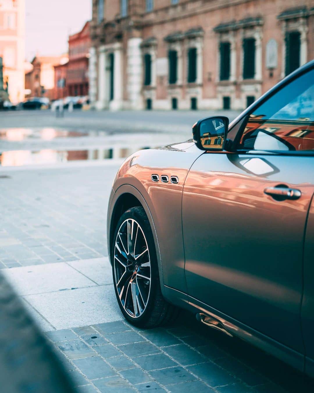マセラティさんのインスタグラム写真 - (マセラティInstagram)「The streets of Modena and its surrounding hills will be where the #MaseratiLevanteTrofeo and #MaseratiLevanteGTS’s V8 engines showcase their full power in an exclusive test drive.  Today, power, elegance, versatility and sporty looks take a new meaning. Follow our stories #MaseratiExperience」7月21日 0時18分 - maserati