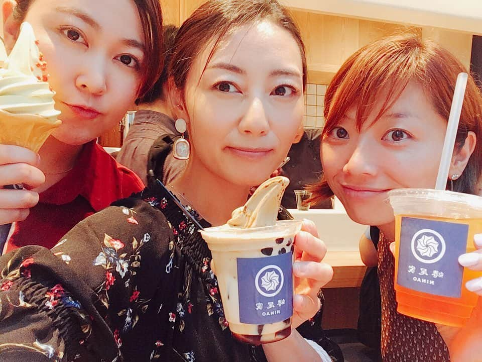 大湯みほさんのインスタグラム写真 - (大湯みほInstagram)「……… 待ってましたー💕🥤🍦✨ ・ 台湾で大人気のあの✨蜷尾家✨が都内にOpen❣️ということで、プレオープン日にお邪魔して参りました💕 ・ もう、ワクワクしてお店に行ったら…やはり😍大人気！！✨若い女性から大人の男性まで、色んな世代の方々が片手にソフトクリーム🍦や台湾茶やフロート✨を持って食べておりました！ ・ 悩んだ結果…私は、人気の✨夏季限定🌿東方美人茶フロート🌿にしたよ！もう…ソフトクリーム🍦でまず感動🥺💕も〜う、これこれこれ〜💕👌さらに、お茶も本格な台湾茶を使用してるだけあって、タピオカ✨やゼリー✨も入っていて贅沢なのに品のあるさっぱりした甘さ〜😍もう一杯飲みたいくらいでした✌️ ・ 暑い夏☀️にぴったりなドリンク🥤&ソフトクリーム🍦なので、また是非行ってみたいです💕 ・ #プレオープン #レセプション #蜷尾家  #東方美人茶  #フロート #台湾発 #✈️ #ソフトクリーム #台湾茶 #麻布十番カフェ  #delicious #sweets #relaxtime #softcream #tea #taiwantea #ninao」7月21日 0時18分 - nukazukemiho0320