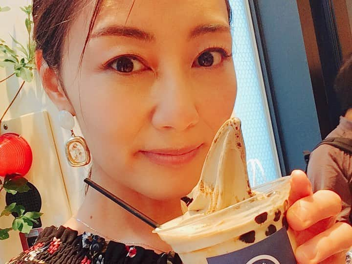 大湯みほさんのインスタグラム写真 - (大湯みほInstagram)「……… 待ってましたー💕🥤🍦✨ ・ 台湾で大人気のあの✨蜷尾家✨が都内にOpen❣️ということで、プレオープン日にお邪魔して参りました💕 ・ もう、ワクワクしてお店に行ったら…やはり😍大人気！！✨若い女性から大人の男性まで、色んな世代の方々が片手にソフトクリーム🍦や台湾茶やフロート✨を持って食べておりました！ ・ 悩んだ結果…私は、人気の✨夏季限定🌿東方美人茶フロート🌿にしたよ！もう…ソフトクリーム🍦でまず感動🥺💕も〜う、これこれこれ〜💕👌さらに、お茶も本格な台湾茶を使用してるだけあって、タピオカ✨やゼリー✨も入っていて贅沢なのに品のあるさっぱりした甘さ〜😍もう一杯飲みたいくらいでした✌️ ・ 暑い夏☀️にぴったりなドリンク🥤&ソフトクリーム🍦なので、また是非行ってみたいです💕 ・ #プレオープン #レセプション #蜷尾家  #東方美人茶  #フロート #台湾発 #✈️ #ソフトクリーム #台湾茶 #麻布十番カフェ  #delicious #sweets #relaxtime #softcream #tea #taiwantea #ninao」7月21日 0時18分 - nukazukemiho0320