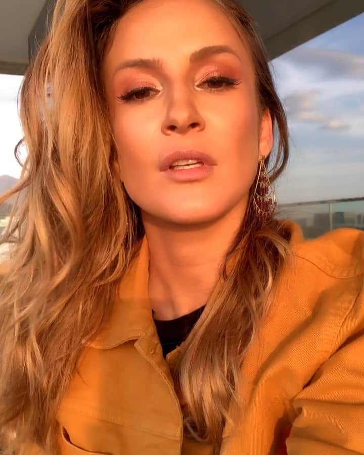 Claudia Leitteのインスタグラム：「Rapaz! Que jogada de cabelo é essa? Toda cheia de fricote pra fazer uma selfie. Uma profissional. Exótica. Olha essa cara de golfo que ela faz. Quem vê pensa que nunca teve que trabalhar na vida. Ps. A música podia ser a que tá na BIO, #SaudadeDeVocê, mas essas coisas de encontrar vídeos “aleatórios” no próprio álbum não colaboram.」
