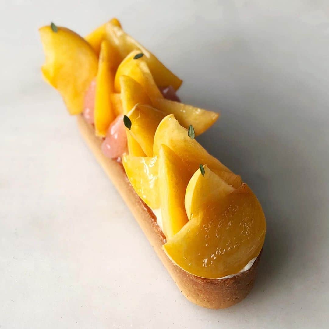 DOMINIQUE ANSEL BAKERYさんのインスタグラム写真 - (DOMINIQUE ANSEL BAKERYInstagram)「Juicy ripe “Peach Pie” Donut Peaches, a flat variety with a smaller pit so there’s a higher flesh to pit ratio, with red peach jam and lemon thyme ganache in a vanilla sablé tart shell. One of 11 of our Summer Marché fruit tarts, starting Monday 7/22 to Sun 7/28 in Soho. 🍑 #DominiqueAnselBakery #SummerMarche」7月21日 0時19分 - dominiqueansel