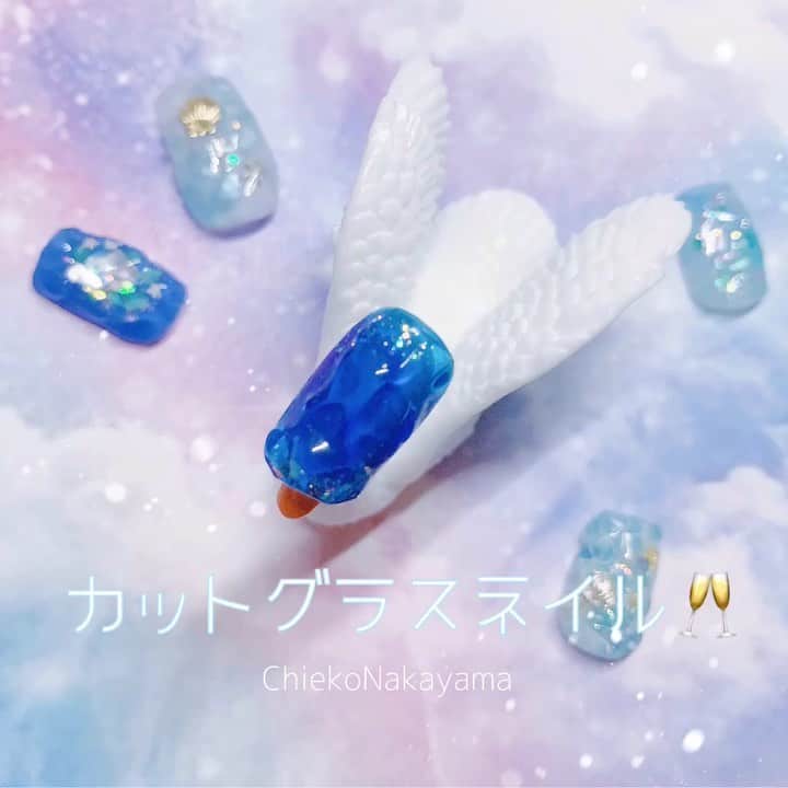のインスタグラム：「アジアネイルフェスティバルのクラスルーム でデモンストレーションしました、 「カットグラスネイル🥂」です☺️ YouTube用もupしたよ！詳しく見たい方は👀↓ 【水面みたいな】カットグラスネイル【howto】 ⠀ https://youtu.be/MhILk1oxnHQ #nail #nails #nailart #ネイル #美甲 #ネイルアート  #clou #nagel #ongle #ongles #unghia #japanesenailart #manucure #네일 #젤네일 #네일아트 #네일리스트 #japanesenails #manicurist #gelnails #howtonail #nailtutorials #カットグラスネイル #cutglass @pregelofficial @kimagure_cat_whim」