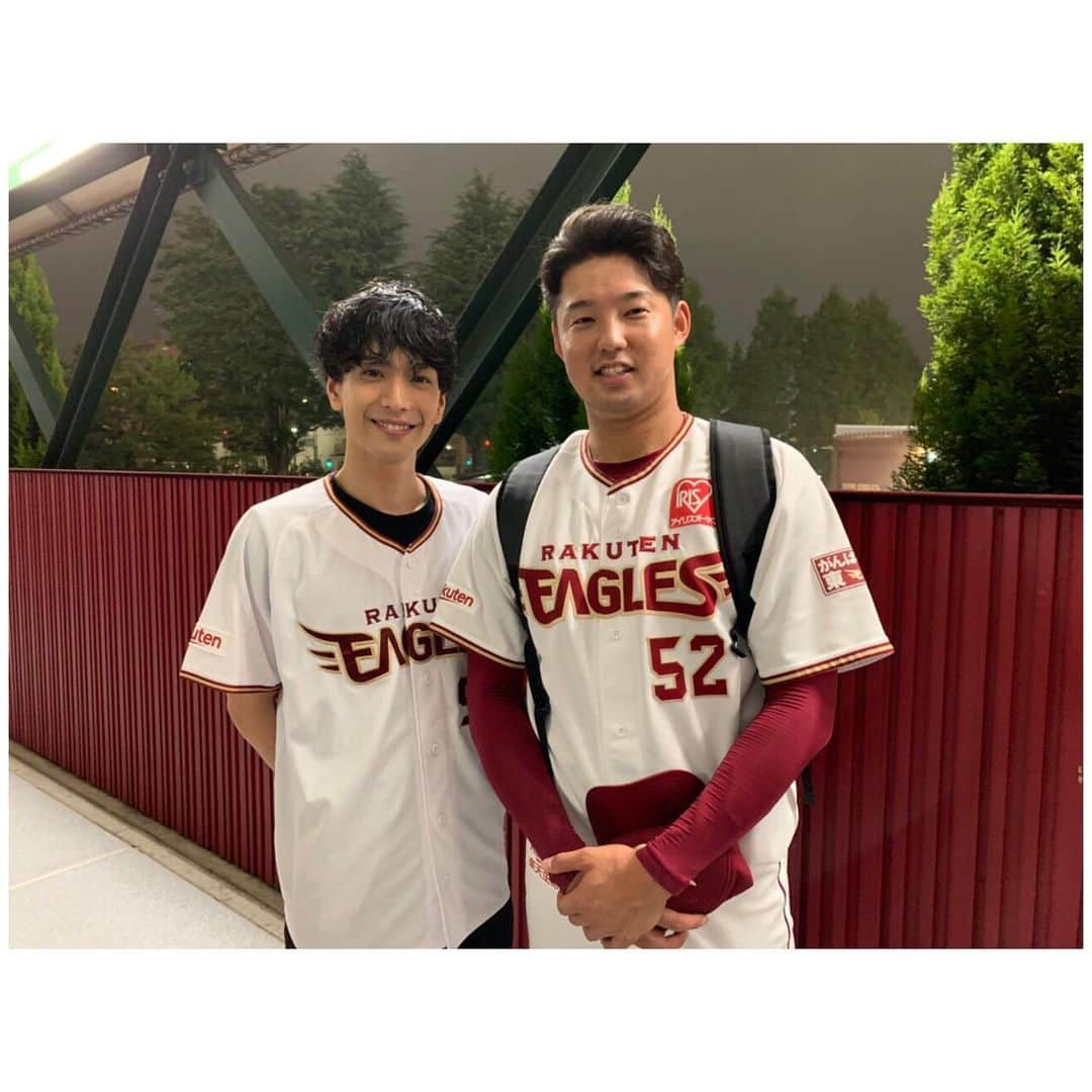 森原康平さんのインスタグラム写真 - (森原康平Instagram)「. . . 連勝ーーー‼️‼️‼️ 今日もたくさんの応援ありがとうございました！！！ 今季２勝目の勝利投手でした✌️ ひでさんとのお立ち台📸😆 明日からまた頑張りましょう‼️‼️ . . #rakuteneagles  #浅村栄斗 #黒羽麻璃央 #森原康平」7月21日 0時21分 - kohei_morihara