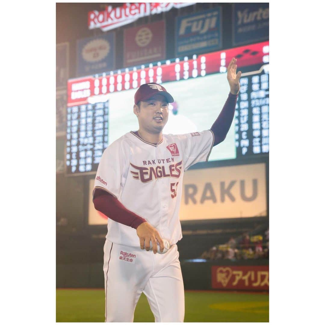 森原康平さんのインスタグラム写真 - (森原康平Instagram)「. . . 連勝ーーー‼️‼️‼️ 今日もたくさんの応援ありがとうございました！！！ 今季２勝目の勝利投手でした✌️ ひでさんとのお立ち台📸😆 明日からまた頑張りましょう‼️‼️ . . #rakuteneagles  #浅村栄斗 #黒羽麻璃央 #森原康平」7月21日 0時21分 - kohei_morihara