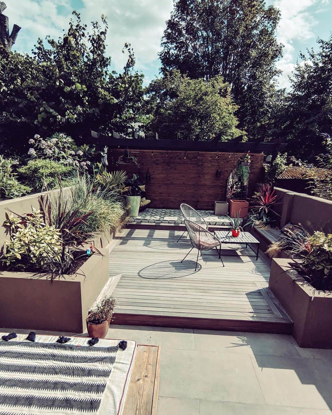 ルー・ティーズデールのインスタグラム：「Gardening is the new raving ✌🏼 ——————————————————————#gardensofinstagram #urbangarden #londongardens」
