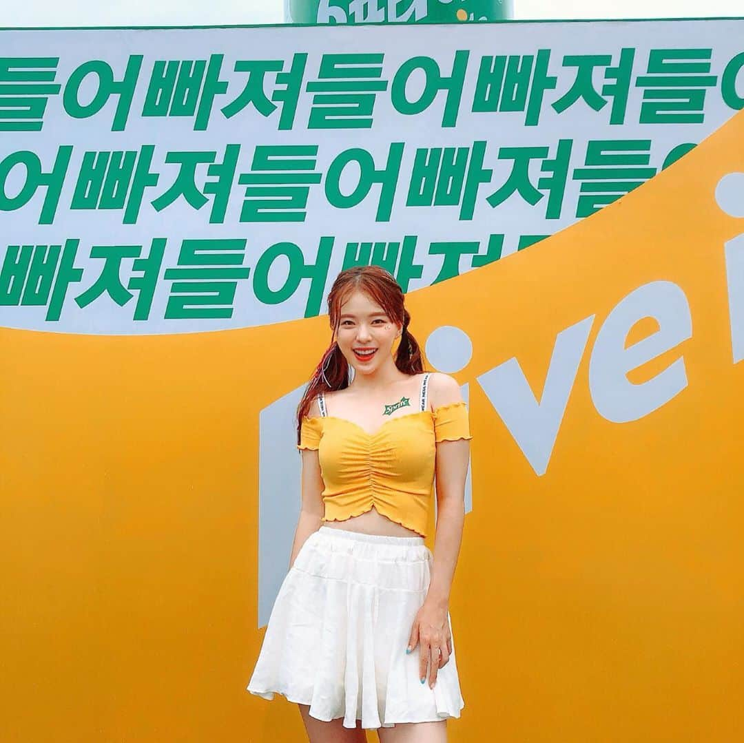 ハヌルさんのインスタグラム写真 - (ハヌルInstagram)「#워터밤 💛💚갔다왔어요오💚💚 물 엄청 맞고 집왔는데 메이크업은 그대롱! 초강력 방수메이크업 겟레디윗미 찍었어요 ㅋㅋ 즈하랑 나도 #늘웨어 #이지핏 🤩」7月21日 0時34分 - haneulina