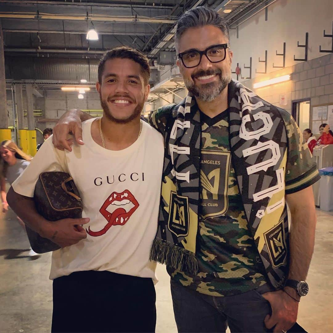 ハイメ・カミールさんのインスタグラム写真 - (ハイメ・カミールInstagram)「Querido @jona2santos: Muchas gracias por la amable invitación al partido de ayer y gracias una vez más por darnos la increíble victoria de la #copaoro 🙌🏼🏆 El resultado no favoreció a mi @lafc pero la amistad y el fútbol nos une con hermandad y tolerancia 🤝 @lagalaxy dio un muy buen juego pero ya nos veremos en Agosto para la revancha 😉 #blackandgold baby 🖤💛 Abrazo hermano! / Dear #jonathandossantos: Thank you for your kind invite yesterday and for giving México the #goldcup victory 🏆🙌🏼 Unfortunately yesterday’s result didn’t favored my #lafc but we’re united by fútbol and friendship 🤝 Your #lagalaxy played a good game, but don’t worry, we’ll meet again in August to turn things around! #somosdelbarrioangelino baby! 🖤💛 @lafc3252 #lafc3252 @mls #mls #soccer #LA #losangeles #friendship」7月21日 0時27分 - jaimecamil