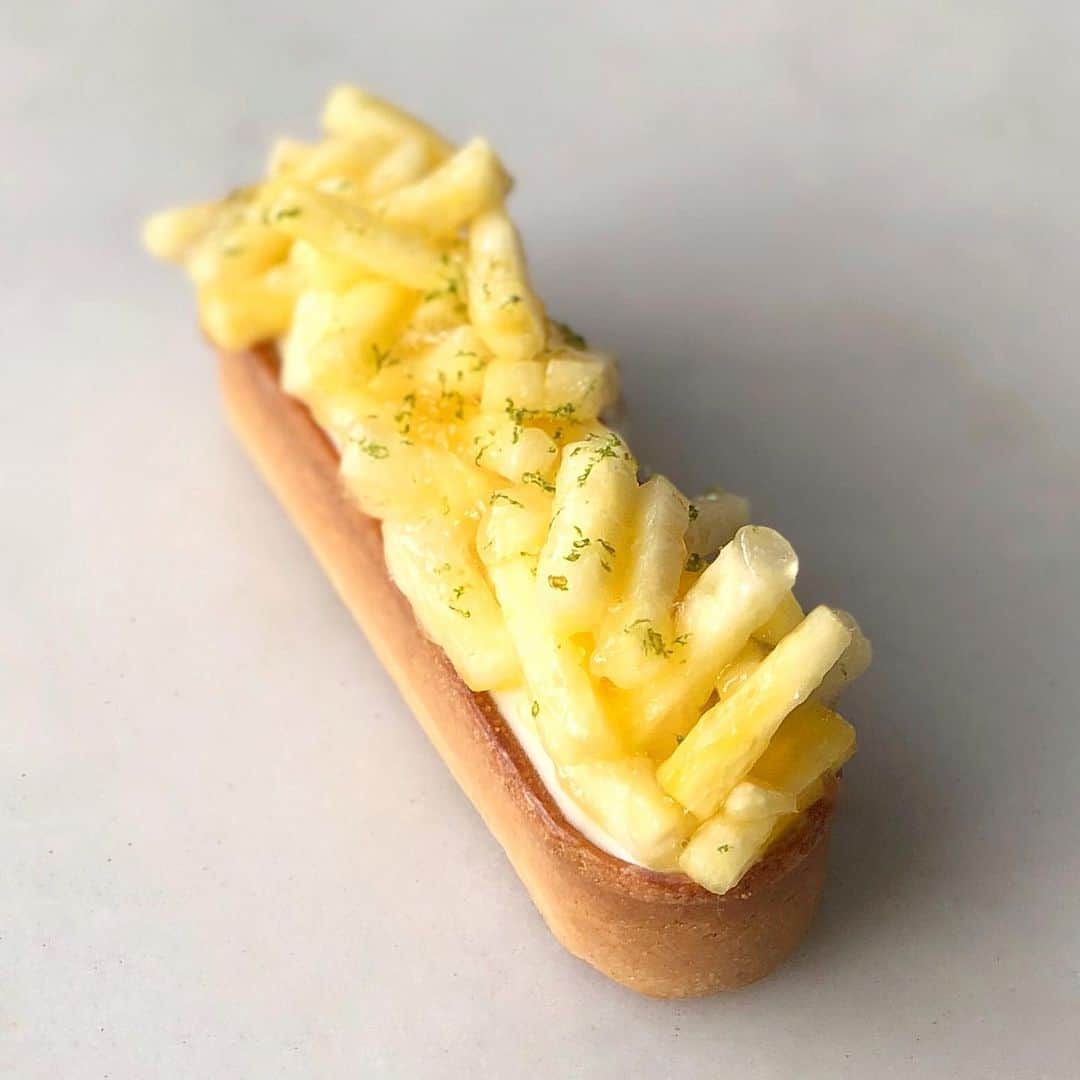DOMINIQUE ANSEL BAKERYさんのインスタグラム写真 - (DOMINIQUE ANSEL BAKERYInstagram)「Our Golden Pineapple & Guava Tart, with fresh golden pineapples from Costa Rica, lime zest, fromage blanc Chantilly, and tropical guava jam. Part of our Summer Marché collection, when we turn our Soho pastry case into a farmers market fruit stand for one week, starting Monday 7/22 through Sunday 7/28. 🍍#SummerMarche」7月21日 0時27分 - dominiqueansel