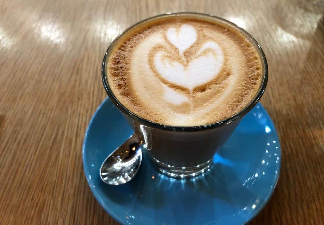 小林拓一郎さんのインスタグラム写真 - (小林拓一郎Instagram)「朝散歩後、朝食。  これだけポートランドの地元コーヒーショップが乱立する中に、殴り込みに来たオーストラリアはメルボルンのコーヒーショップ、  @proudmarycoffee  へ。  唯一の海外出店がこのポートランドってのも、面白い。  他地域からの圧倒的なセンスで、またポートランドのコーヒー業界も活性化されるかと思うと、オラ、ワクワクすっぞ！  では、朝食食べたら空港向かって、日本へ帰国します！  #tdx #loveitportland #loveitoregon #traveloregon #travelportland #ポートランド #オレゴン #proudmary #mash」7月21日 0時29分 - kobataku33