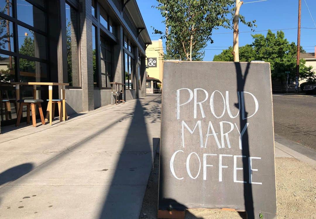 小林拓一郎さんのインスタグラム写真 - (小林拓一郎Instagram)「朝散歩後、朝食。  これだけポートランドの地元コーヒーショップが乱立する中に、殴り込みに来たオーストラリアはメルボルンのコーヒーショップ、  @proudmarycoffee  へ。  唯一の海外出店がこのポートランドってのも、面白い。  他地域からの圧倒的なセンスで、またポートランドのコーヒー業界も活性化されるかと思うと、オラ、ワクワクすっぞ！  では、朝食食べたら空港向かって、日本へ帰国します！  #tdx #loveitportland #loveitoregon #traveloregon #travelportland #ポートランド #オレゴン #proudmary #mash」7月21日 0時29分 - kobataku33