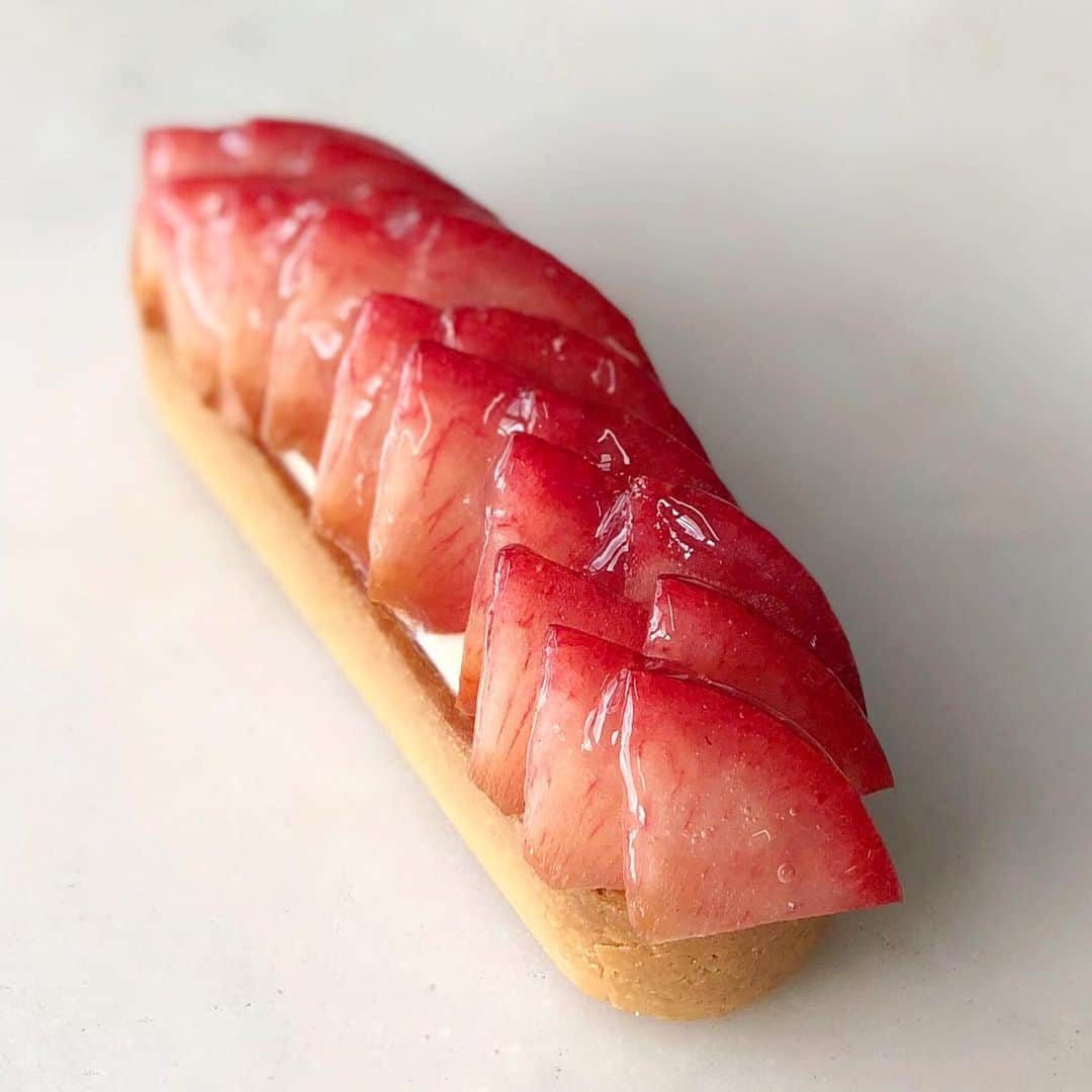 DOMINIQUE ANSEL BAKERYさんのインスタグラム写真 - (DOMINIQUE ANSEL BAKERYInstagram)「Kingsburg Orchards Red Pluot & Maple Brown Sugar Tart, with beautiful sliced pluots (a hybrid of plum and apricot) from @kingsburgorchards, a 5th generation farm in California, and creamy maple brown sugar ganache. #SummerMarche starts Monday in Soho. #DominiqueAnselBakery #Soho」7月21日 0時30分 - dominiqueansel