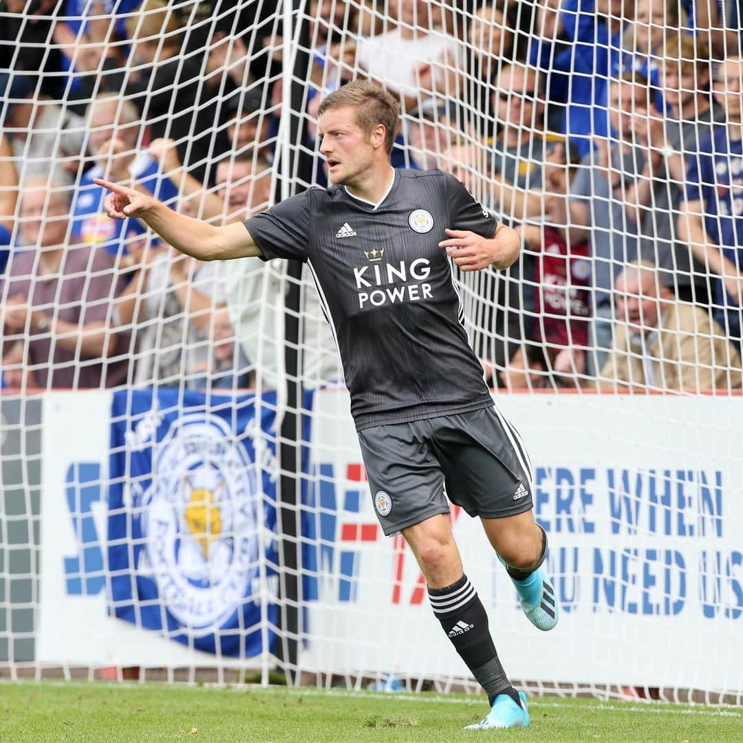 レスター・シティFCさんのインスタグラム写真 - (レスター・シティFCInstagram)「Jamie Vardy brings #lcfc level at Cheltenham! 👏 . . . #lcfc • #ChtLei」7月21日 0時31分 - lcfc