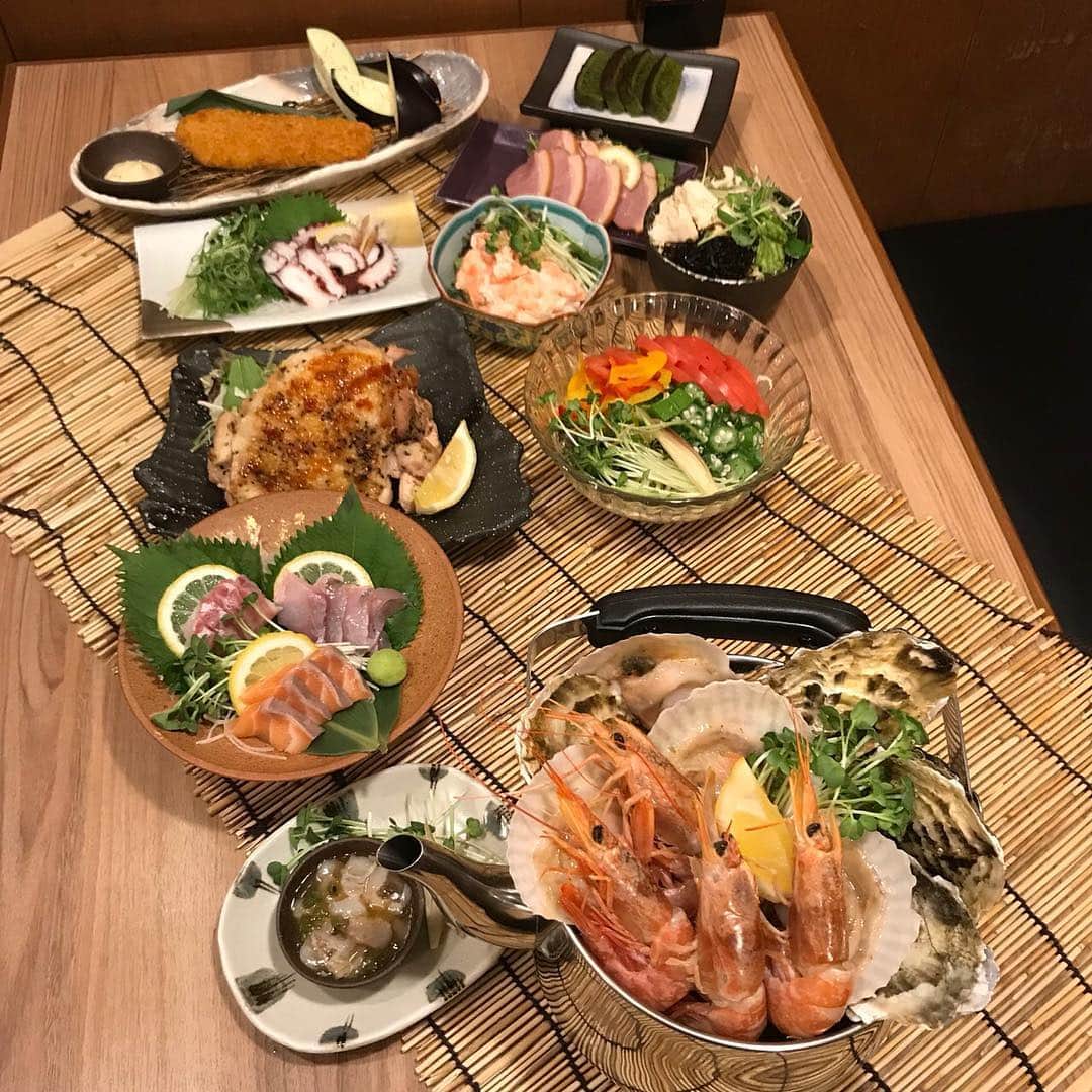 鶏魚 谷町のインスタグラム：「鶏魚です！しーちゃんです🎶 当店、魚介が名物なので、魚介の酒蒸し「ガンガン焼き」のコース料理もあります♡ #酒蒸し #ガンガン焼き #鶏魚 #大阪 #谷町四丁目 #駅近 #セルフ飲み放題 #地域最安値 #コース #座敷 #個室 #貝盛り放題 #ガンガン焼き #あさり #はまぐり #ホンビノス貝 #牡蠣 #さざえ #飲み会 #女将」