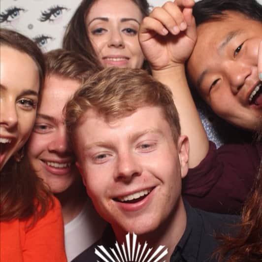 キャサリン・ライオンズのインスタグラム：「Never have I ever: seen someone do the same photo face and stay in one place in a photo booth - Tom you’re a pro.」