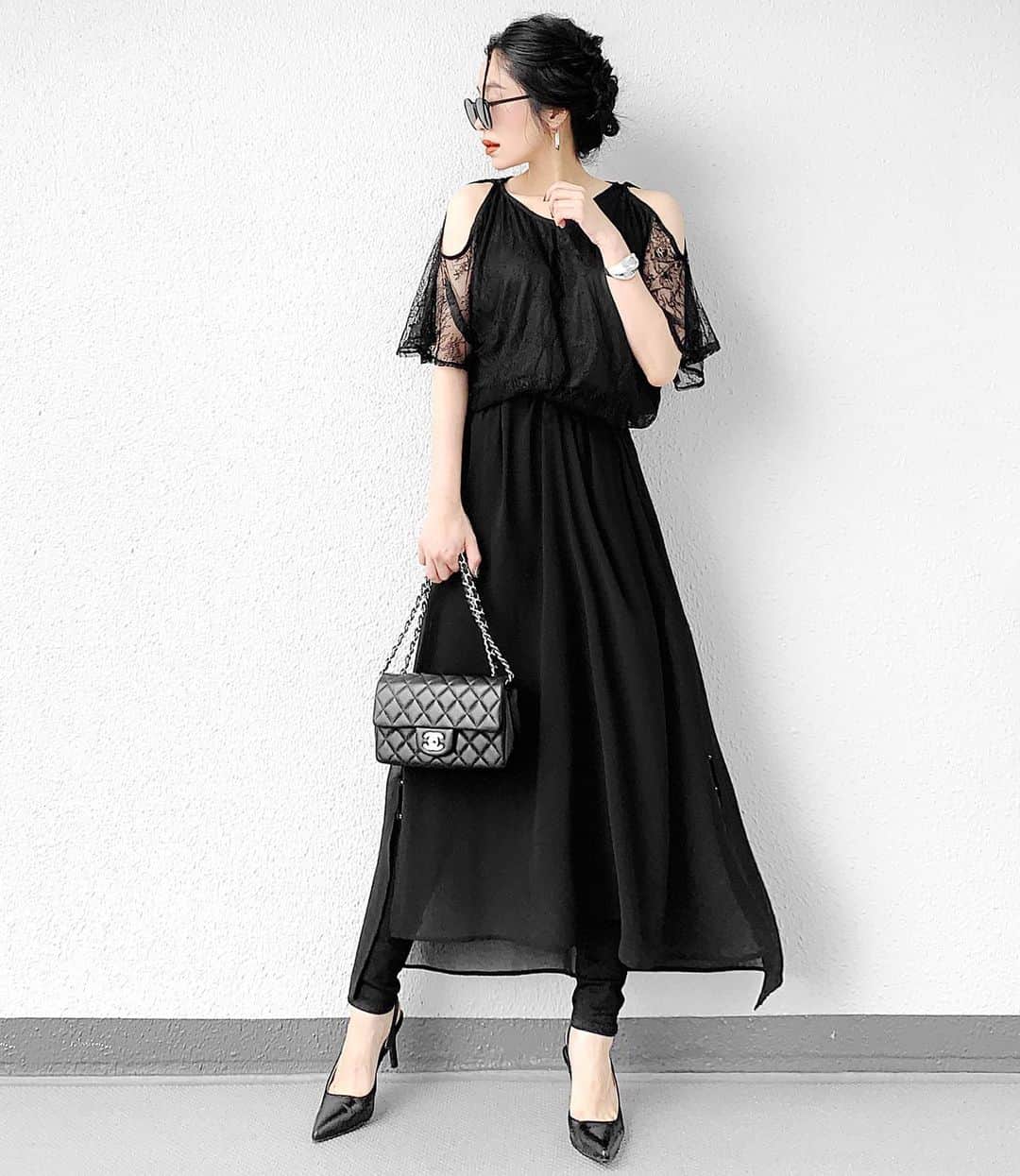 lve_xxxxのインスタグラム：「.﻿ .﻿ 御呼ばれコーデ✧﻿ ﻿ @emoda_official ﻿ レースカットショルダーTOPSで﻿ Party Style にしてみました🍷﻿ ﻿ ショルダーオープンデザインで﻿ 気になる二の腕もレースで隠してくれて﻿ ありがたき幸せ🙏﻿ ﻿ 裾部分シャーリングになってて﻿ インでもアウトでもいけるんですが﻿ 今回は、シフォンSKと合わせたので﻿ インしてます。﻿ ﻿ カジュアルcodeに合わせても﻿ ヘルシーな肌見せ出来るので﻿ 女っぽさ出るので有りかと🙈🖤﻿ ﻿ ﻿ その他コーデアイテム詳細は﻿﻿﻿ WEARをご覧くださいませ。﻿﻿﻿ ﻿﻿﻿ WEAR ： lvexxxx ﻿﻿﻿ 💻 https://wear.jp/sp/lvexxxx/﻿﻿ ﻿﻿﻿ －－－－－－－－－－－－－－－－－－﻿﻿﻿ ﻿﻿﻿ 📢コメント頂ける際は、﻿﻿﻿ 最新投稿にお願い致します。﻿﻿﻿ ﻿﻿﻿ 過去投稿に頂いた際、気がつかない事もあり﻿﻿ お返事致しかねる場合が御座います🙇‍♀﻿﻿ ️﻿﻿﻿」