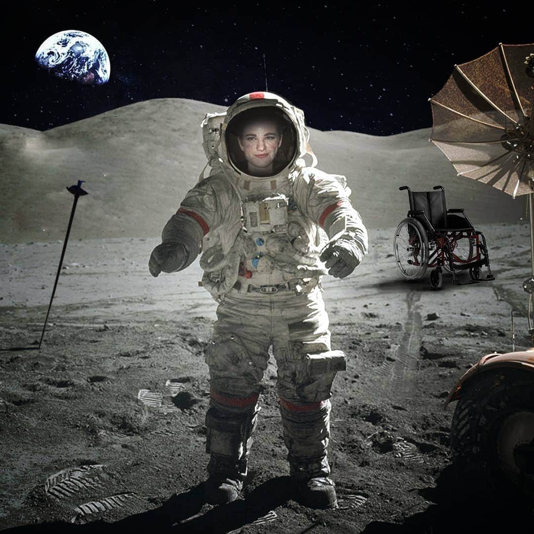 ベアトリーチェ・ヴィオのインスタグラム：「Raga qua tutto ok 👌🏻 Non ci sono barriere architettoniche e la vista è da paura 😁🌚 . . #apollo11anniversary #apollo50th #apollo11  #allunaggio #luna #manonthemoon」