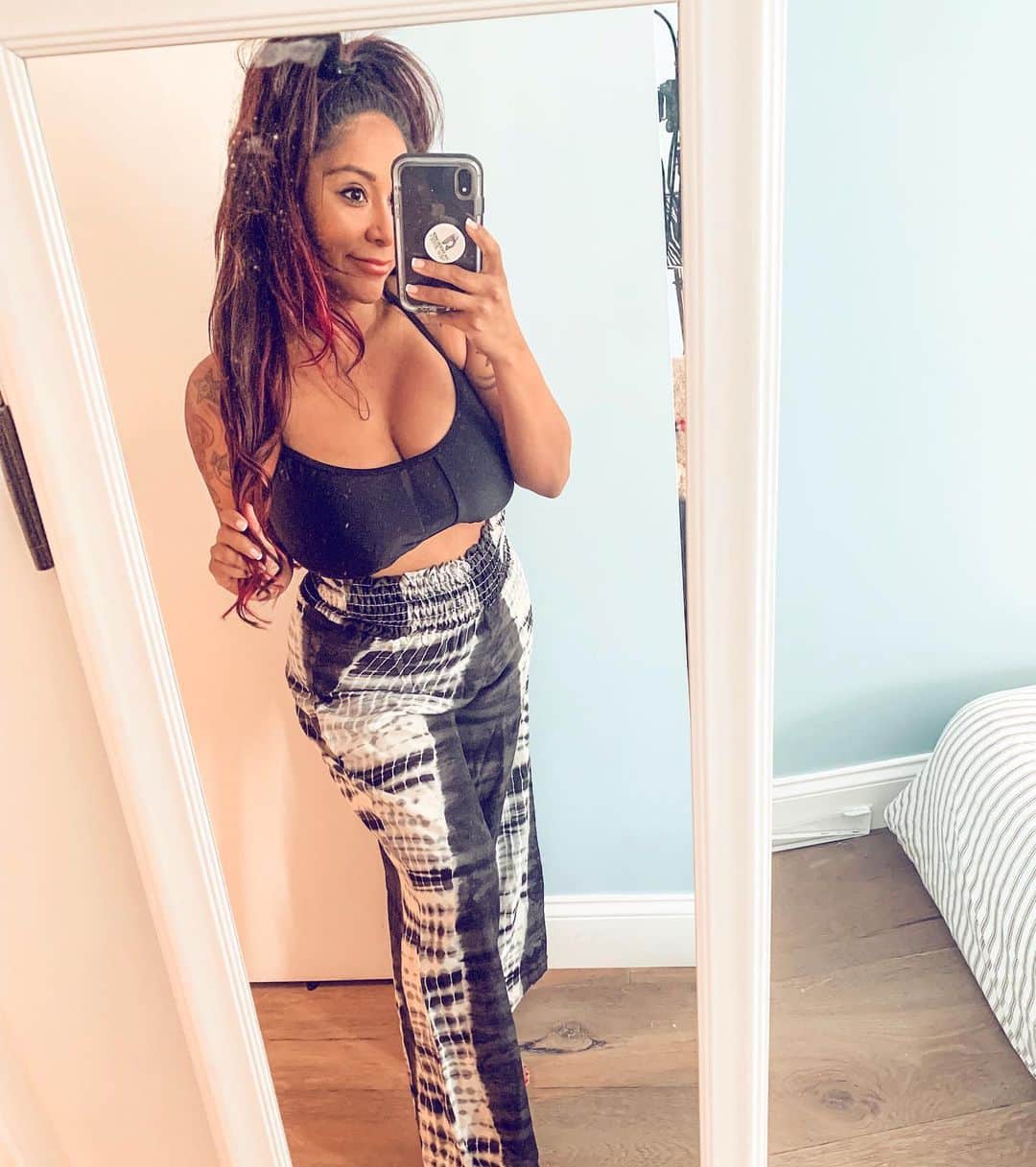 ニコール・ ポリッツィのインスタグラム：「Mawma is ready for the boat🚤 #ShoreLife ( Outfit from my shop! Palazzo pants on sale for $18 and snookini Mesh top! )」
