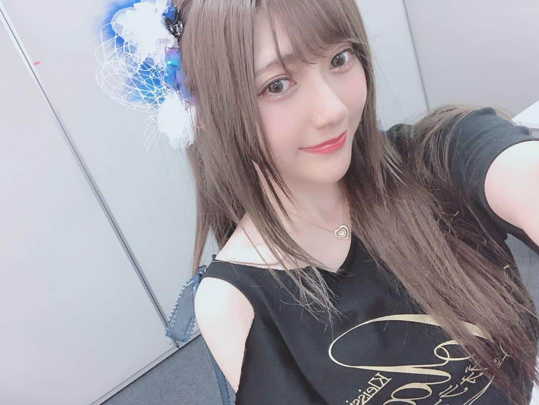 山田麻莉奈さんのインスタグラム写真 - (山田麻莉奈Instagram)「. . 『kleissis 1stLIVE 〜Volare〜』 めちゃくちゃ楽しかった 朗読劇、新曲、新衣装、、 1部と2部で構成も違っててどっちもたのしかった🤧 最初から最後までぶち上がりまくりでした🤧🤧 . サユキちゃんを演じる者としてkleissisのメンバーになって ほんとにまだまだだけど、 苦手でしかなかった歌とこんなに真剣に向き合ったのは kleissisとして活動を始めてからが初めてで、 kleissisの1回1回のライブが自分の中ですごく大きくて 上手く歌えなかったりパフォーマンスが上手くいかないと すごく悔しいし頑張りたいって思う。 いつもふざけ合えるくらい仲良いメンバーだけど ライブやイベントが近づくと全員が常に真剣に向き合ってて、 周りのスタッフさんたちも一丸となって取り組んでて、 そんな環境の中にいるから余計 わたしも頑張らなきゃって思えるんです。 『アルカ･ラスト』の世界観がぎゅっと閉じ込められた 力強くてカッコイイえもえも曲たちの魅力を 存分に伝えられるような 歌声やパフォーマンスを届けられるように、 もっともっと磨きをかけて頑張ります。 1周年を迎えて、今日のライブを終えて、 大好きなメンバーとスタッフさんたちと、 そして大好きなファンの方々と 更に高みを目指したいと思った１日でした。 . あ。 配信されてる音源と実際の生の歌声が違う と言われるのがとても嬉しい。 大体ライブ前に(レコーディング済)ボイトレで鍛えて頂いてるので ボイトレの先生に感謝です👼 . 1stアルバムも9月25日リリースされるので 色々お楽しみに。 . . アンコールTシャツ、自分でちょきちょきしました‪✂︎‬ . .」7月21日 0時41分 - marina.yamada_324