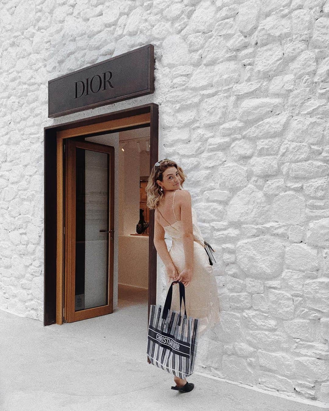 Kelsey Simoneのインスタグラム：「No one:  me: I’ll take one souvlaki, one tatziki, one olives and feta plate, one hummus and pita, some baklava, a gyro, and the spanakopitas please」