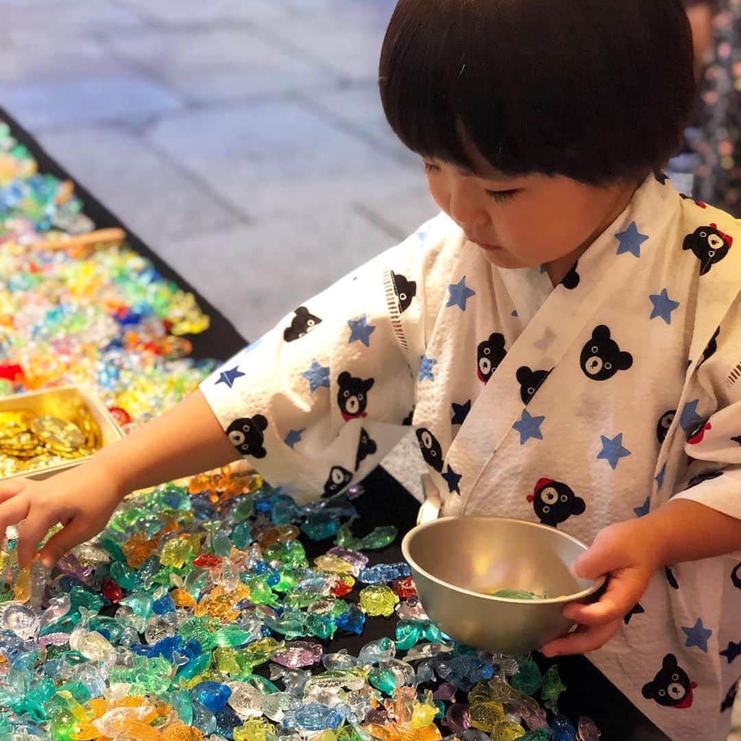 岡本雅世さんのインスタグラム写真 - (岡本雅世Instagram)「難波神社⛩のお祭りに行ってきたよ🏮 ピア王子は人生初の金魚すくいを体験👘上手くすくえなかったケド、おじさんが2匹くれたよ！ 「お魚さんさみし〜よ〜って言ってるよ。返してあげよ🥺」って金魚を返そうとするピア王子🤴 でも生き物を飼うというのを体験する良い機会なのでお家に連れて帰る事に🏠 私も子供の頃、よく金魚飼ってたなぁ〜🎐 まぁ、金魚だけぢゃなくて、団子虫、かたつむり、オタマジャクシからカエル、ザリガニ、幼虫からカブト虫、クワガタ、カナブン、サナギからセミ、青虫からアゲハ蝶、スズムシ、バッタ、カマキリ、カミキリムシ、、、とありとあらゆる昆虫類も飼ってたケド！ 今考えたら、よくお母さん許してくれてたなと😂 #難波神社 #夏祭り #親子コーデ #親子浴衣 #ピア王子 #3歳男の子 #3歳8ヶ月 #mikihouse #夏の夜 #金魚 #金魚すくい」7月21日 0時52分 - masayo_okamoto