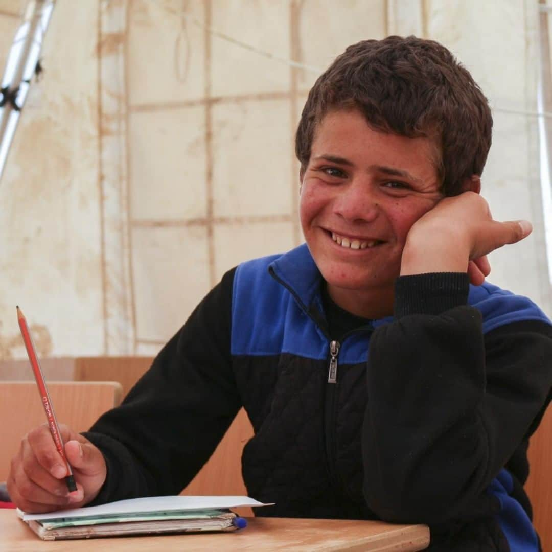 unicefさんのインスタグラム写真 - (unicefInstagram)「“We walked for three days without any food or water,” recalls 14-year-old Husain. “We searched for wild plants to eat along the way and drank rain water we collected as we walked.” Husain was forced from his home, friends and school after violence in Deir-ez-Zor, fleeing with his family to the relative safety of Al-Hol camp in northeastern Syria. Thanks to UNICEF’s three learning centres, Husain is back in school and hopeful for the future. Right now, he’s catching up on missed years of study using a specially designed curriculum - and excelling in Arabic lessons. #ForEveryChild, education. © UNICEF/Syria/2019/Hasen」7月21日 0時45分 - unicef