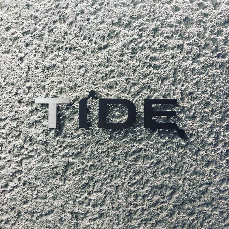 松本さゆきのインスタグラム：「先日、建築デザイン会社 @tide.style さんのレセプションパーティーに姉とお邪魔してきました♪ 洗練されたスタイリッシュなデザインに感動しかなかったです🤩  こんなステキな選択もあるという事を、これからどんなお家を建てようか色々と迷ってる方にぜひ知ってほしい！！ デザインがオシャレなのはもちろんなんですが、TIDEの社員さん達の気配りや雰囲気が凄く素敵で、きっと社長も良い人なんだろうなと思っていたら やっぱり！！ とても愛妻家の素敵な社長さんでした♪  一生に1度しか建てないものだから人として素敵な方達にお願いしたいですよね😋  なんて、ただの主婦が何を偉そうに語ってるんや！ とヤジが飛んできそうですが😂 素直にそんな事を思った日でした✨  しかし、レセプションパーティーの会場、どこかのBARかなと思ったらTIDEさんの会社だった💦 よく見ると壁際に コピー機があったり デスクがあったり 材料カタログがあったり👀  私の父は内装屋だったので 幼い頃に見覚えがある材料カタログに何だか懐かしさを感じて オシャレな空間にドギマギしてた けど少しほっこりしたのは きっと私だけじゃないはず😂 （きっと、姉も思ったかな。笑）  #TIDE #住宅デザイン #建築デザイン #リノベーション #パーティ」