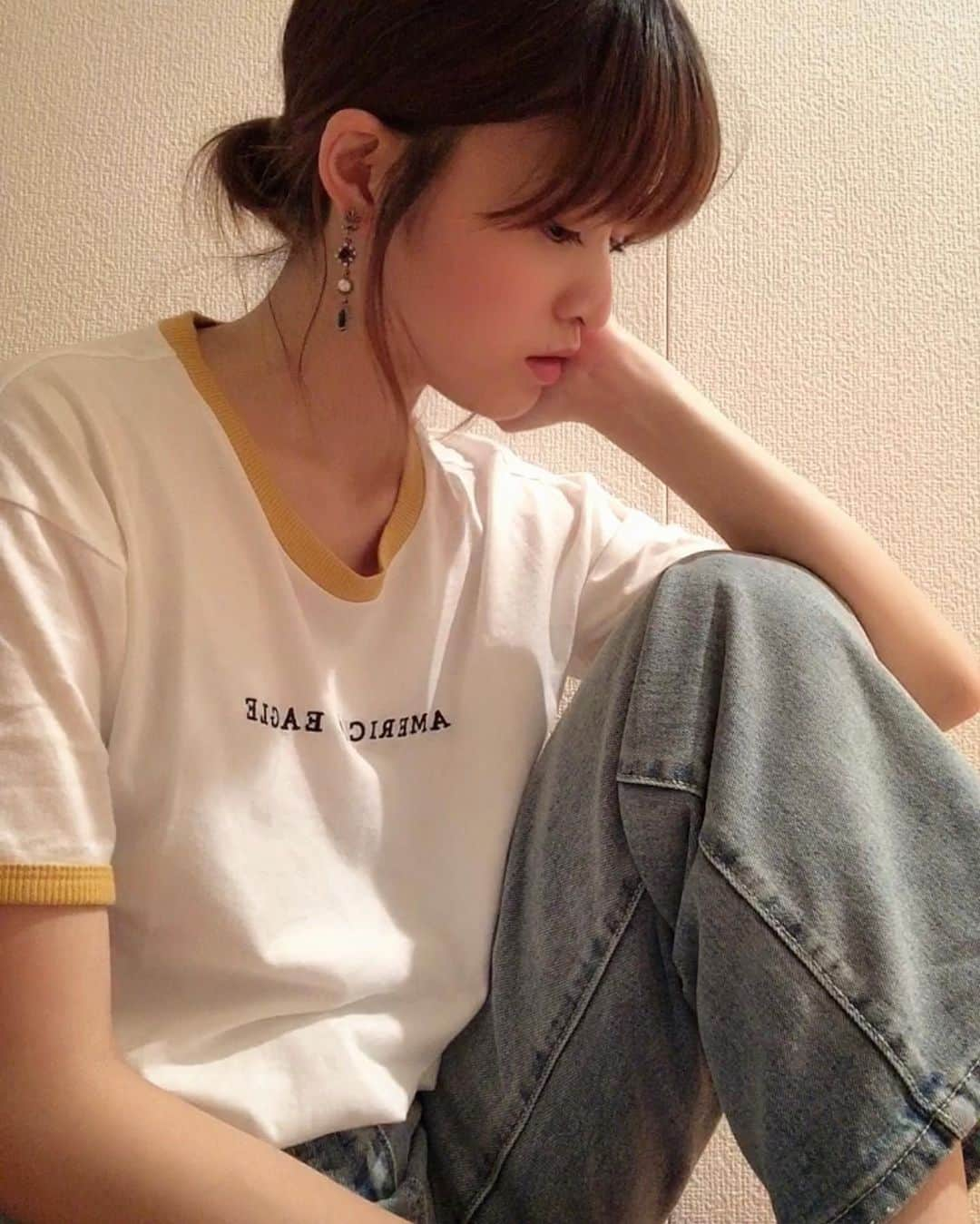 森田紗英さんのインスタグラム写真 - (森田紗英Instagram)「_ AMERICAN EAGLEのTシャツが 2000円だった！かわいい🥺💕 (お父さんに買ってもらった！) _ こういうロゴTとかに デニムをさらっと合わせる感じも カジュアル&楽チンで大好き👏✨ _ こういう淡い色のデニムは 夏って感じでいいよなぁ〜 ハイウエストだし、形もすき！ デニム履いた時のシルエット？って 大事だよね🙆‍♀️ なのにシルエットわかりにくい 座ってる写真を載せるあたり..... えへへへへ _ 今日も1日楽しかった！gn！ _ _ _ #rurume #americaneagle #denim #ootd #デニム #ロゴT #さらっと #カジュアル #本日購入 #お父さんありがとう #gd #likes #gn」7月21日 0時48分 - moricoff