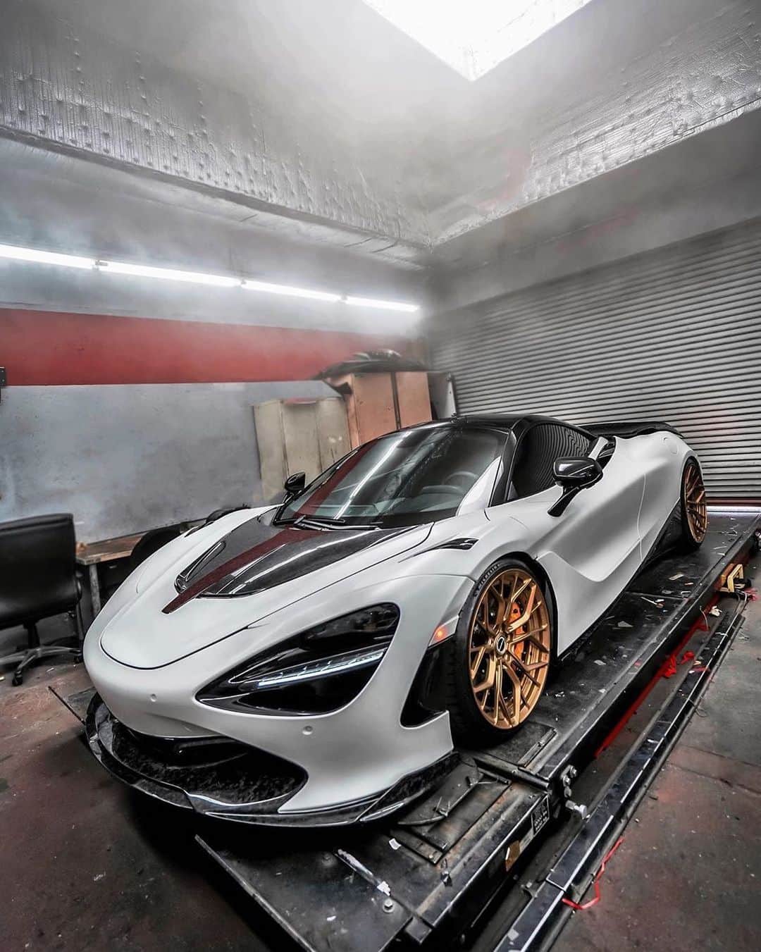 CARLiFESTYLEさんのインスタグラム写真 - (CARLiFESTYLEInstagram)「This definitely came out of Area 51.🛸 McLaren 720s sitting on @brixtonforged #carlifestyle @1016industries @rdbla @rdbvik #720s」7月21日 1時00分 - carlifestyle