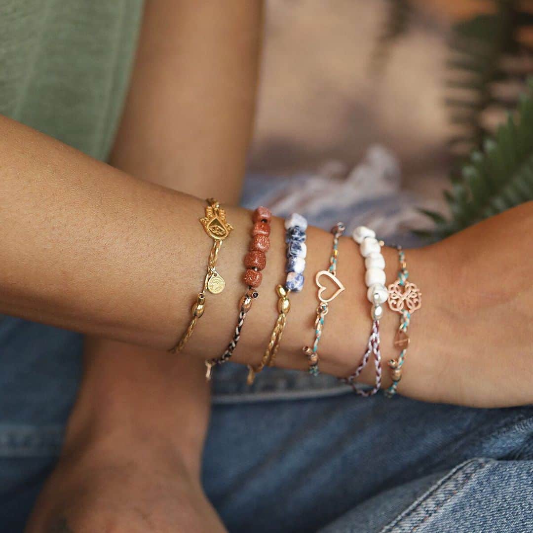 アレックスアンドアニさんのインスタグラム写真 - (アレックスアンドアニInstagram)「Think friendship bracelets—with a meaningful twist. 👭 For a limited time, get 3 Precious Threads for $48 - up to a $114 value! Online and in store, ends 7/22. Start your summer stack now. ☀️ (link in bio)」7月21日 0時53分 - alexandani
