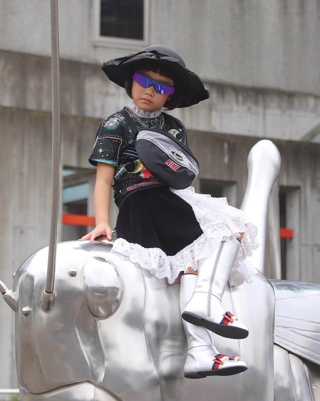 COCOさんのインスタグラム写真 - (COCOInstagram)「Metallic Wonderland🛸🛸🛸 . glasses:@balenciaga shirt:@burberry(@alexandalexacom) bag:@supremenewyork x @nike boots:@gucci(@childsplayclothing) . others:#vintage」7月21日 0時54分 - coco_pinkprincess