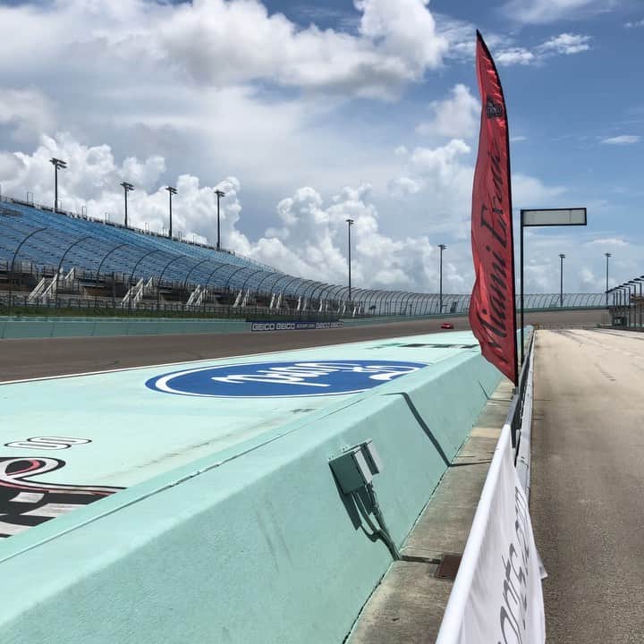 サイモン・シュナピアのインスタグラム：「Flying Lap @miamiexoticautoracing  #hotlap #lamborghinihuracanperformante」