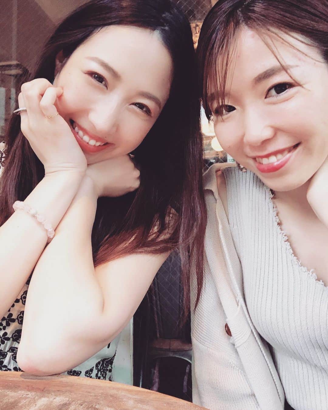 崎本ゆかりさんのインスタグラム写真 - (崎本ゆかりInstagram)「❁ 大好きな みかりん♡ @001mikaaa  言葉を交わす前にまず爆笑。 が、いつもの挨拶。←なぜ？笑笑笑 幸せ♡ . . #好きな人#みかりん#無言で爆笑#挨拶#久々の会合#可愛いメイクさん#ランチ#楽しかったの#双子座会#梅雨#思い出#ありがとう#♊️#love#fun#latergram#friends#lunch#teatime#gemini#summer#memories#0714#🥗#☕️#🌻#🍉」7月21日 1時05分 - yukariiiin5