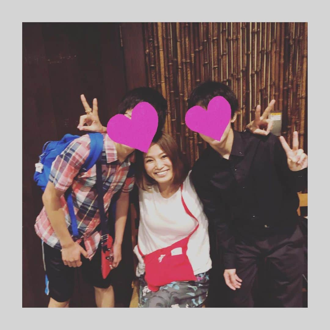 倉本康子さんのインスタグラム写真 - (倉本康子Instagram)「🌟 不埒な夜。 両手に高校生男子🤩 なんか記念撮影してみると エマニエル気分になってる感😆💦 甥っ子だったりするけどね🤪 #幸せな夜 #ありがたい夜 #池袋の夜 #やっこねーちゃん #甥っ子はヤッコと呼ぶ #そのうちにやっこおばちゃん #そうなったら奢らない #それが人生 #やっこ #yakko #倉本康子 #両手に花 #ありがとうごぜぇます」7月21日 1時05分 - yasuko_kuramoto_yakko