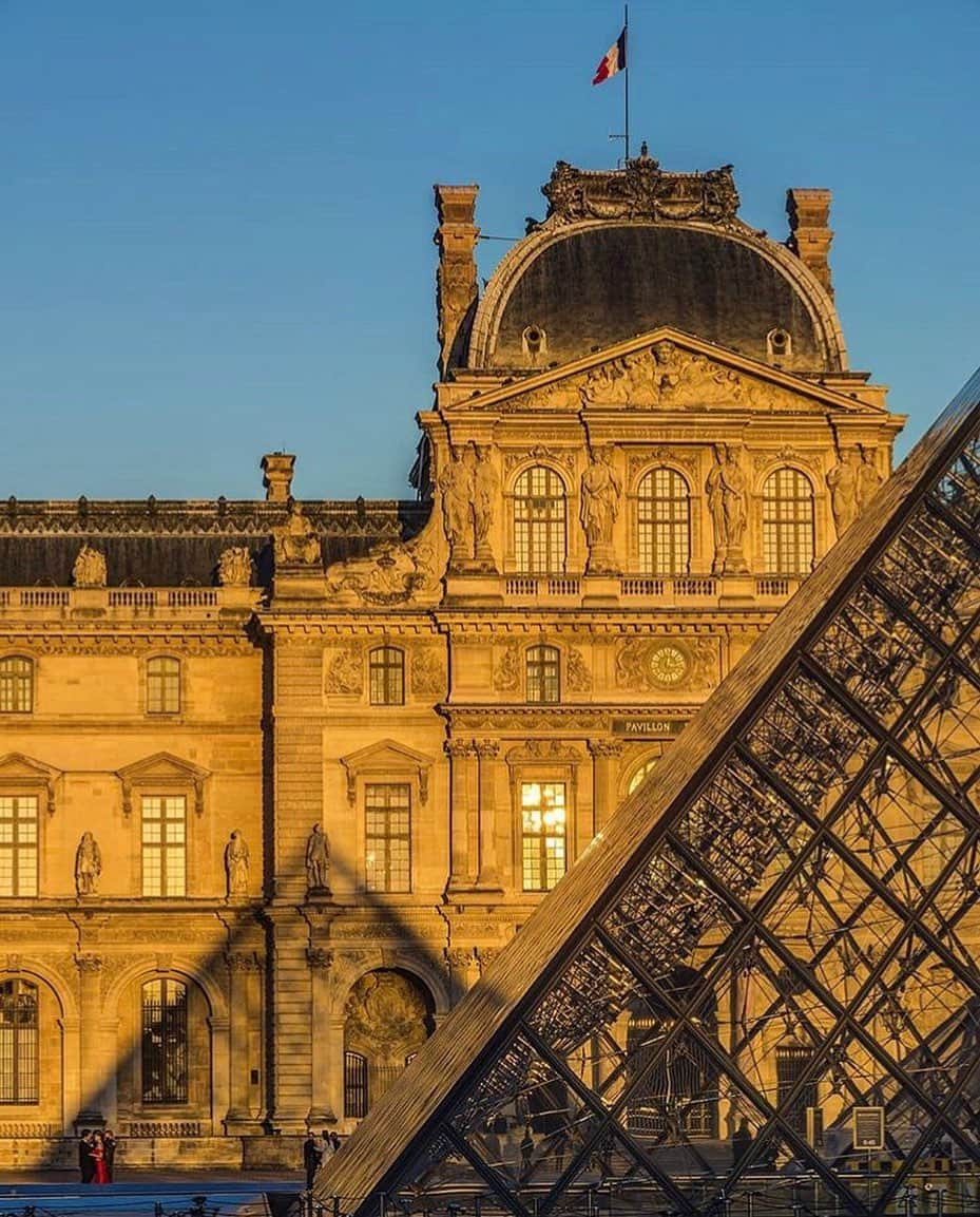 ルーブル美術館さんのインスタグラム写真 - (ルーブル美術館Instagram)「. 🇫🇷 La Pyramide se reflète sur la façade du musée. 😍 Bravo @jorgeivanphoto pour cette belle prise, et bon week-end à toutes et tous ! - 📸 Vous aussi, partagez vos plus belles photos en mentionnant #Louvre ou #MuséeDuLouvre. Nous en partageons une chaque fin de semaine. 🤗 - - - - 🌍 Reflection of the Pyramid on the museum’s façade. 😍 Congrats @jorgeivanphoto for this great shot and have a nice weekend all! - 📸 You too, share your best pictures using #Louvre or #LouvreMuseum. We will repost one every weekend. 🤗 . . . #30anspyramide #IeohMingPei」7月21日 1時06分 - museelouvre