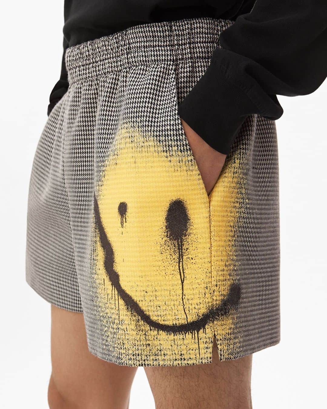 アレキサンダー・ワンさんのインスタグラム写真 - (アレキサンダー・ワンInstagram)「How we'll be looking after after happy hour. - Our #Collection2 men's spray paint suiting shorts — with custom smile graphic by mixed media artist @katsubot — are available online now.」7月21日 1時08分 - alexanderwangny
