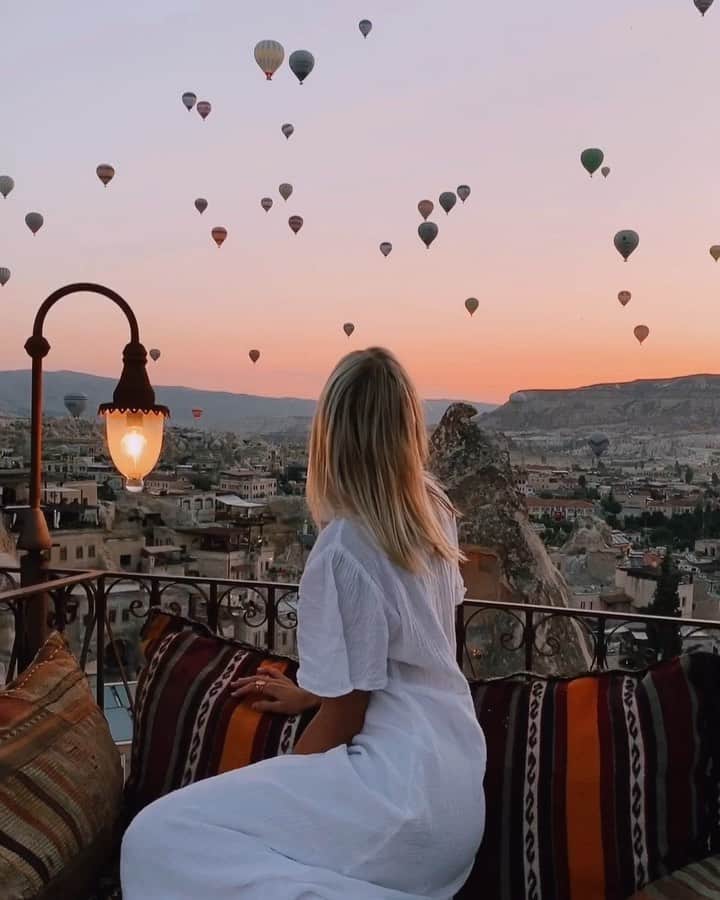 bestvacationsのインスタグラム：「Who’d you sit with in Turkey? Breathtaking moments. By @gypsea_lust 🎈」