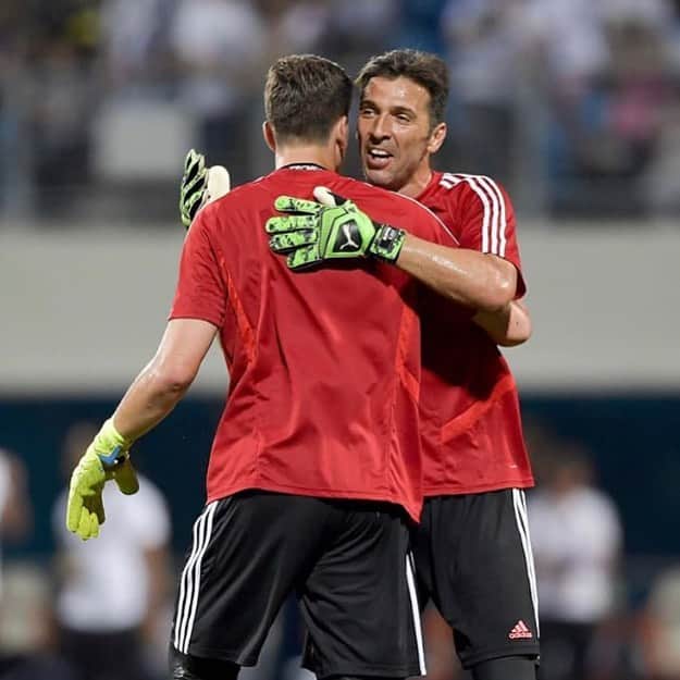 ヴォイチェフ・シュチェスニーのインスタグラム：「Singapore Day 1. 🇸🇬@gianluigibuffon good to have you back 😎」