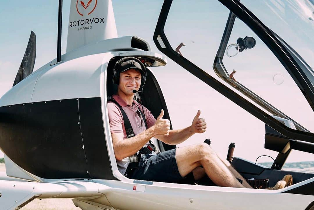 トーマス・レーラーさんのインスタグラム写真 - (トーマス・レーラーInstagram)「Thumbs up for a great weekend everyone!! Enjoyed a bit of time with the @rotorvox crew at our local airfield today☀️ #aviation #flight #flying #photography Anzeige für #rotorvox #liftair #designedforyourmission」7月21日 1時20分 - thomasroehler