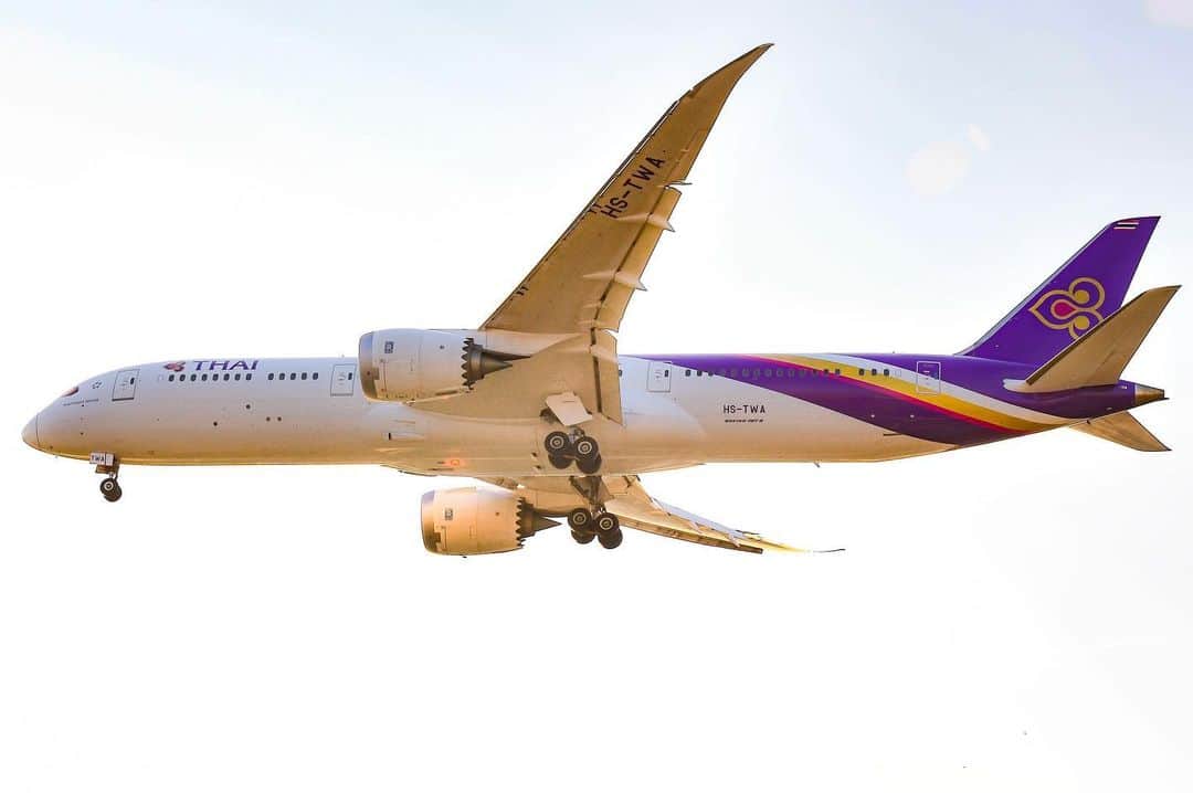 タイ航空さんのインスタグラム写真 - (タイ航空Instagram)「As long as my wings are elegantly spanned, you can rest assured that the journey to your desired destination will be as smooth as the finest silk. . Photo Credit: @planespotter.bkk . #ThaiAirways #THAIB787 #Boeing787 #B787 #Dreamliner」7月21日 1時30分 - thaiairways