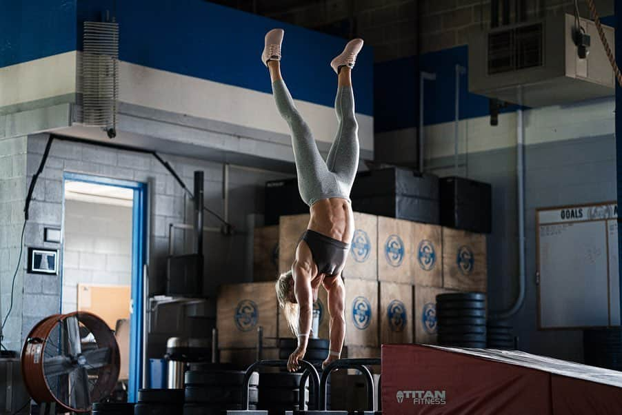 Katrin Tanja Davidsdottirさんのインスタグラム写真 - (Katrin Tanja DavidsdottirInstagram)「🐾🐾 Let’s flip it upside down today 😜 - Photo: @prestonsmithphotography」7月21日 1時35分 - katrintanja