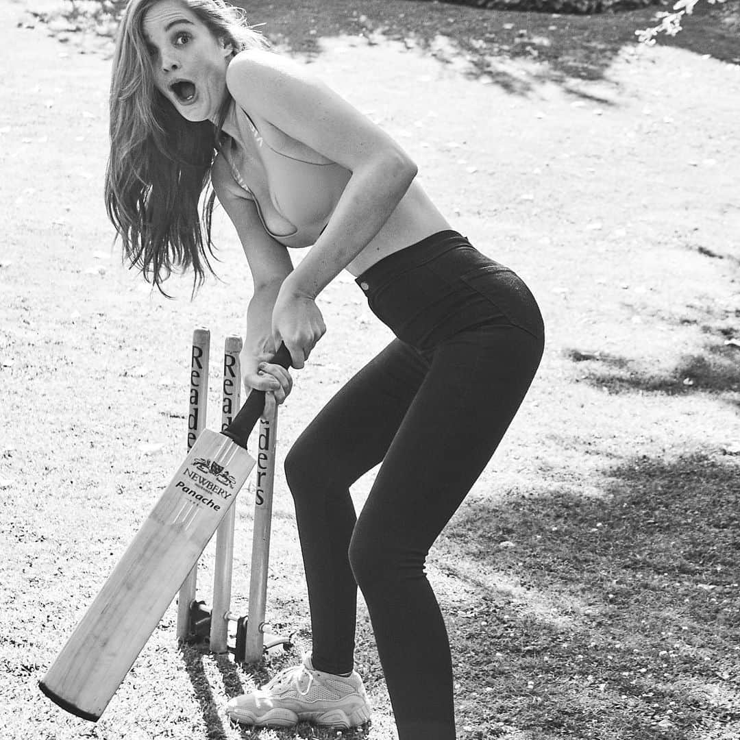 ベン・ワッツさんのインスタグラム写真 - (ベン・ワッツInstagram)「CRICKET 🏏 ANYBODY #bts wiv @alexinagraham on set wiv @nextofficial ...... #cricket #england 🇬🇧 🇬🇧 #benwatts #shhhhh」7月21日 1時43分 - wattsupphoto