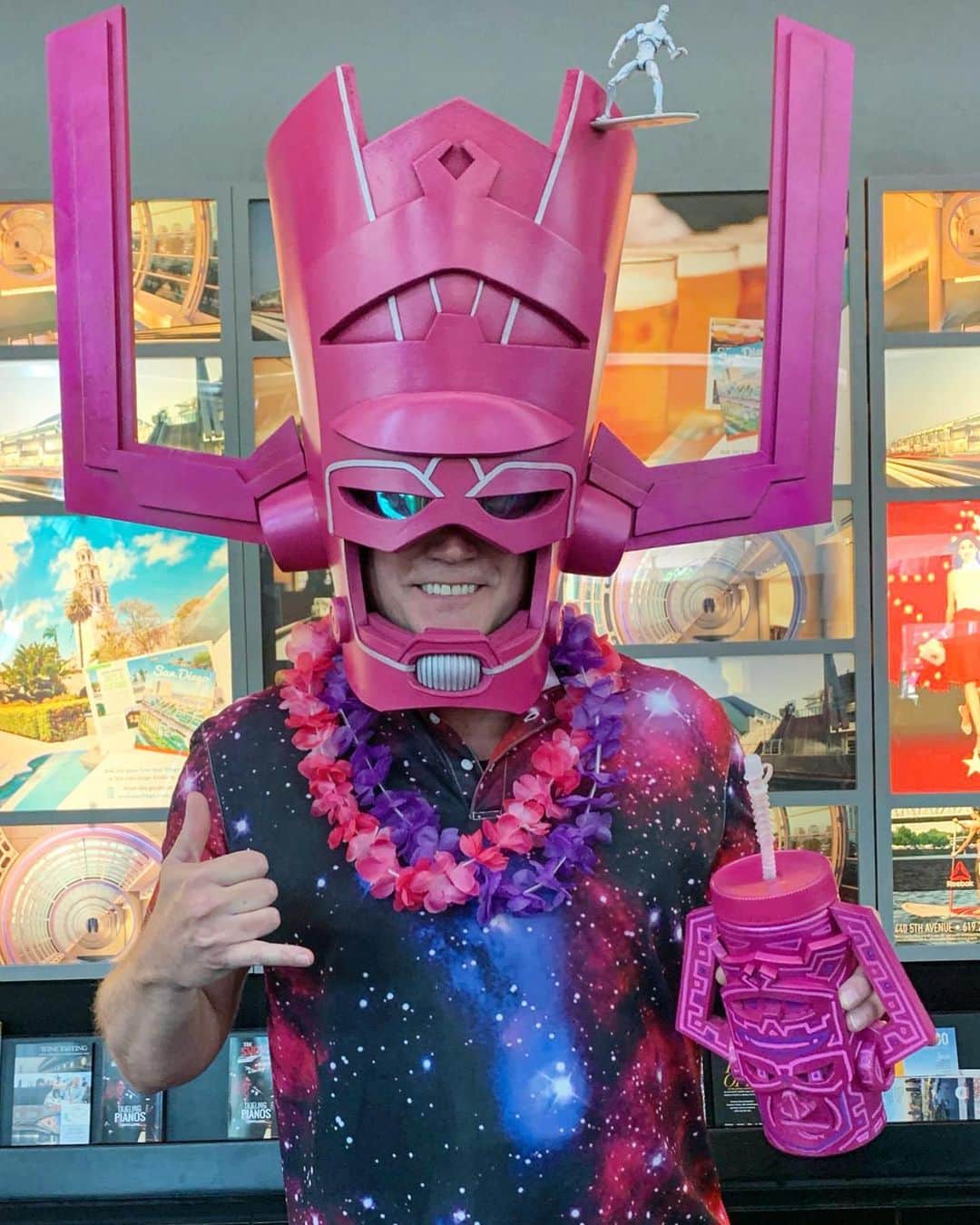 クリス・ハードウィックさんのインスタグラム写真 - (クリス・ハードウィックInstagram)「Galactus, devourer of worlds. Owner of a galaxy themed Hawaiian outfit. - #Galactus #Marvel #HawaiianShirt #ComicCon #Cosplay」7月21日 1時37分 - nerdist