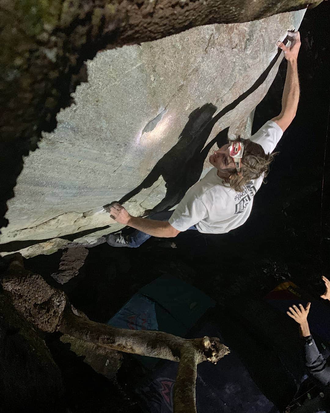 ダニエル・ウッズのインスタグラム：「AQUAMARINE v13 FA ✔ ____________________ Mega blue crystal line in Cocalzhino. Perfect grips, tall, powerful. One of the better lines I have climbed in the world.  Photo @rafapassos_escalada」