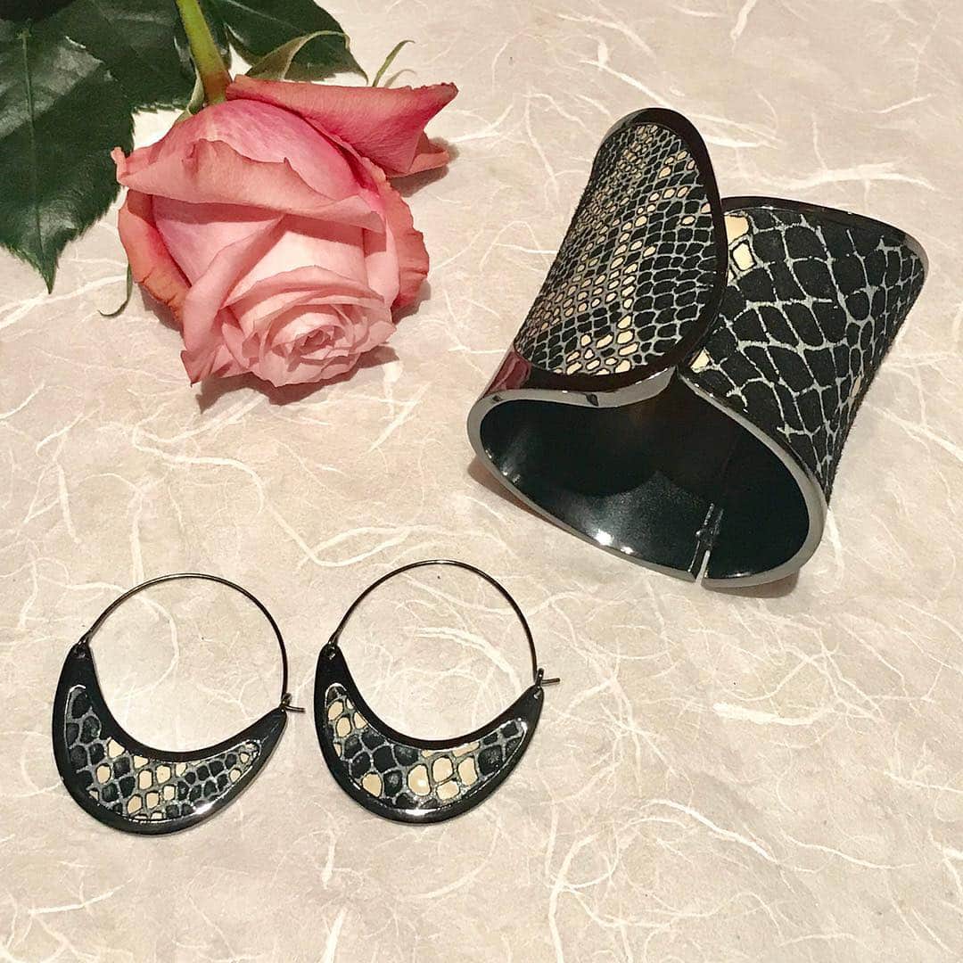 のインスタグラム：「Show your style with this striking snake print leather inlay #cuffbracelet and #earrings //Tap photo or link in bio👆🏻for more info.  #statementcuff #styleinspo #jotd」