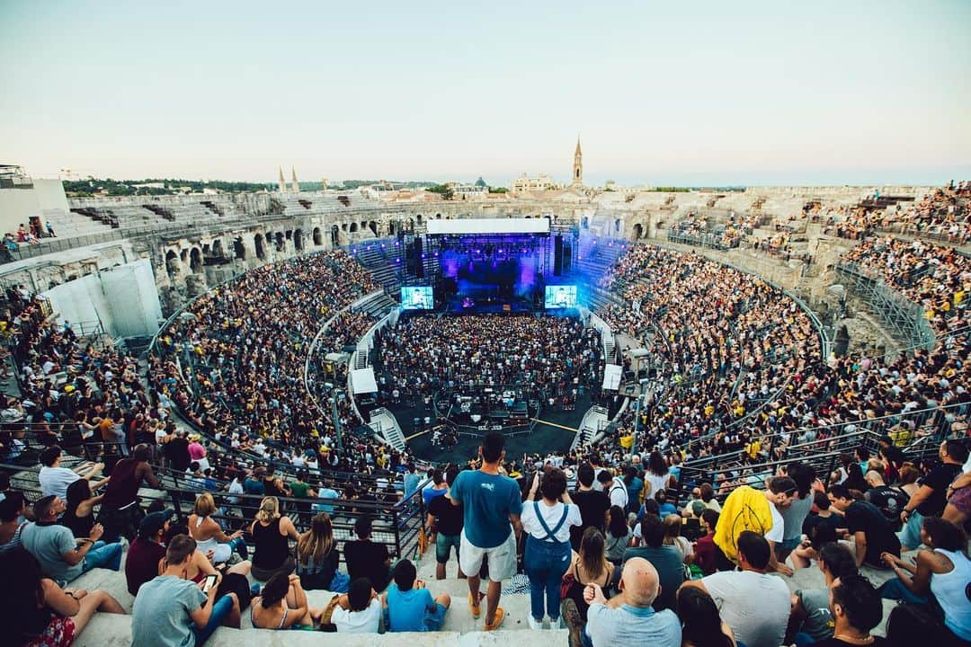 トゥエンティ・ワン・パイロッツさんのインスタグラム写真 - (トゥエンティ・ワン・パイロッツInstagram)「‪last night, in a roman amphitheatre [nîmes, france]‬ @festivaldenimes30」7月21日 1時47分 - twentyonepilots