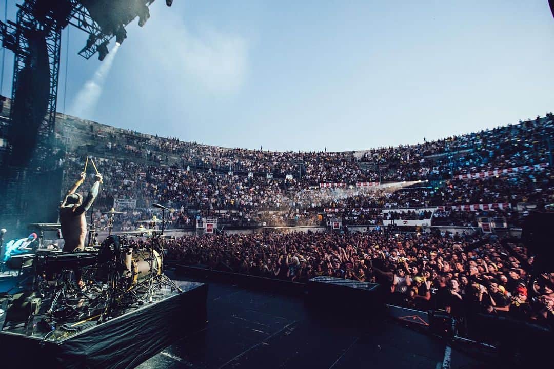 トゥエンティ・ワン・パイロッツのインスタグラム：「‪last night, in a roman amphitheatre [nîmes, france]‬ @festivaldenimes30」